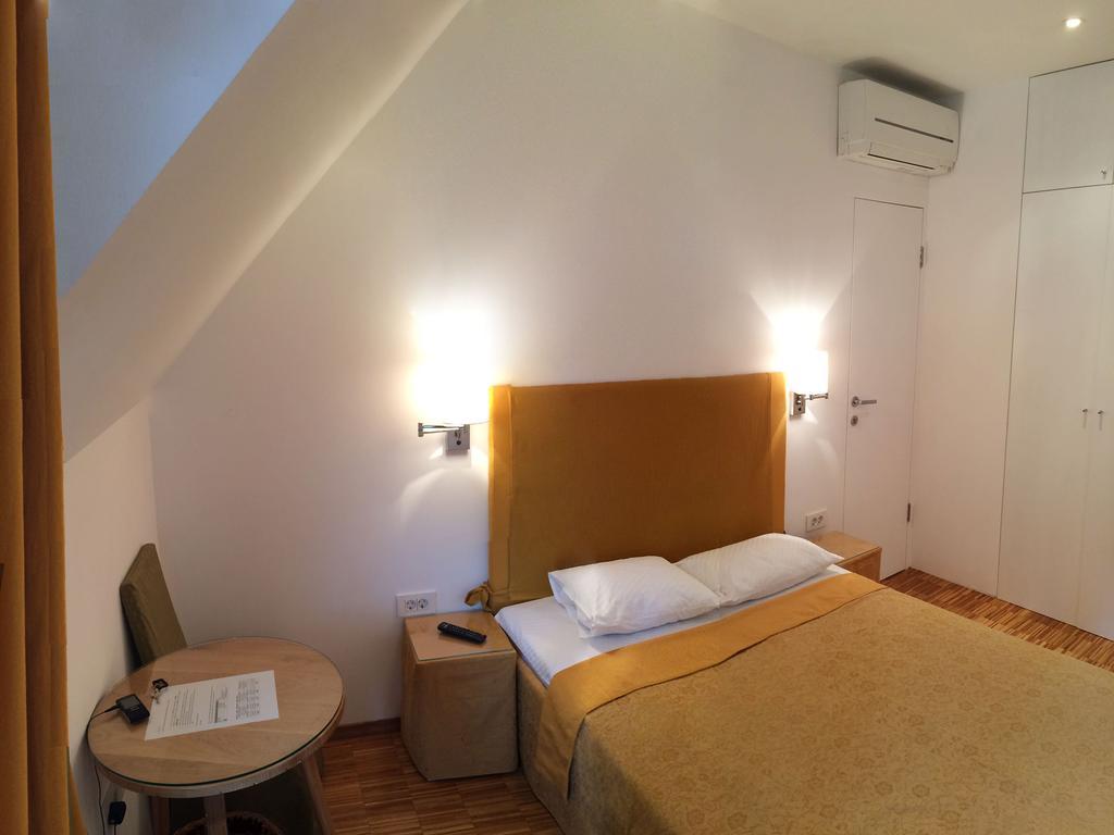 B&B Petra Varl Accommodationリュブリャナ エクステリア 写真
